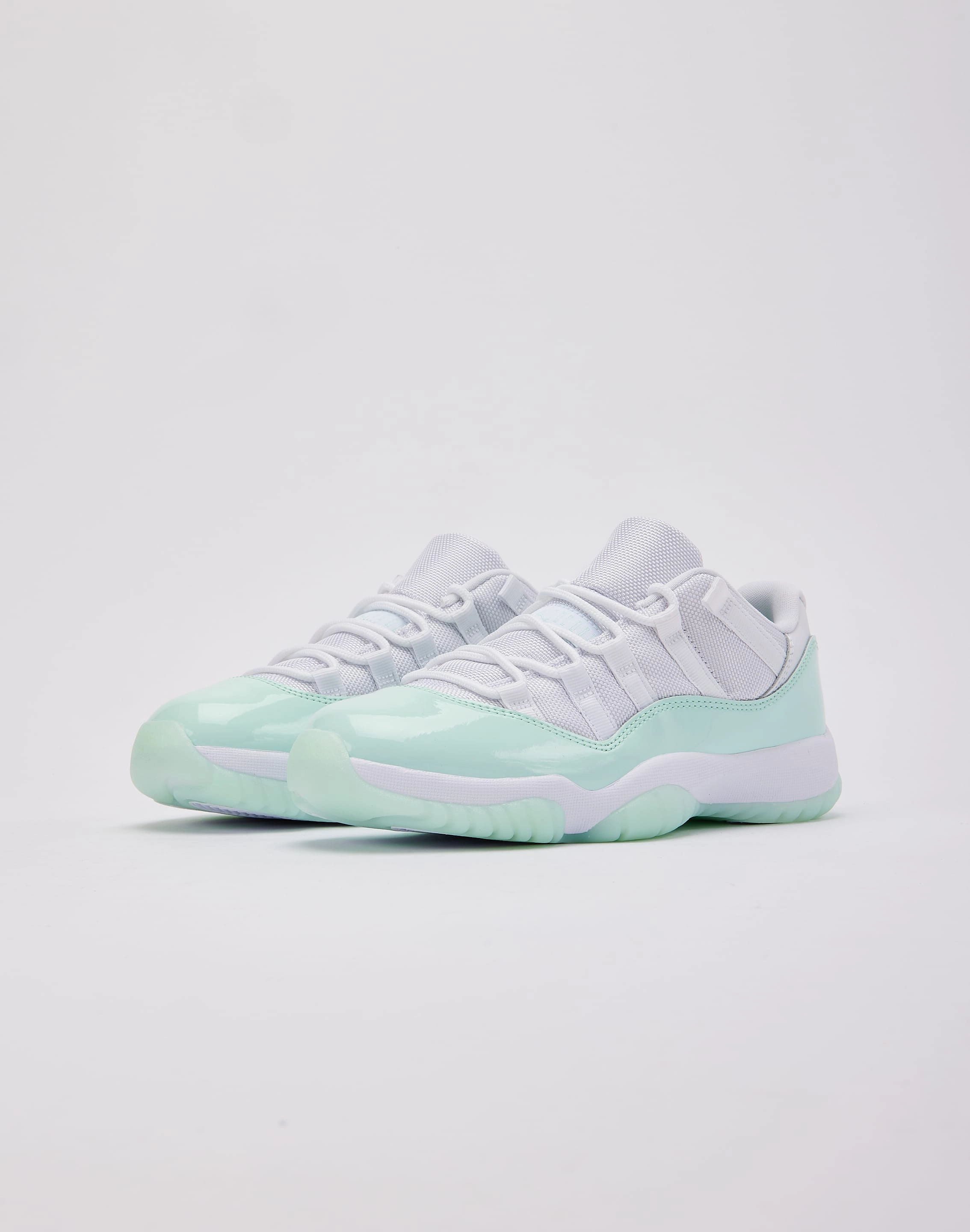 Step Light Seamless Interior Jordan Air Jordan 11 Retro Low 'Igloo'