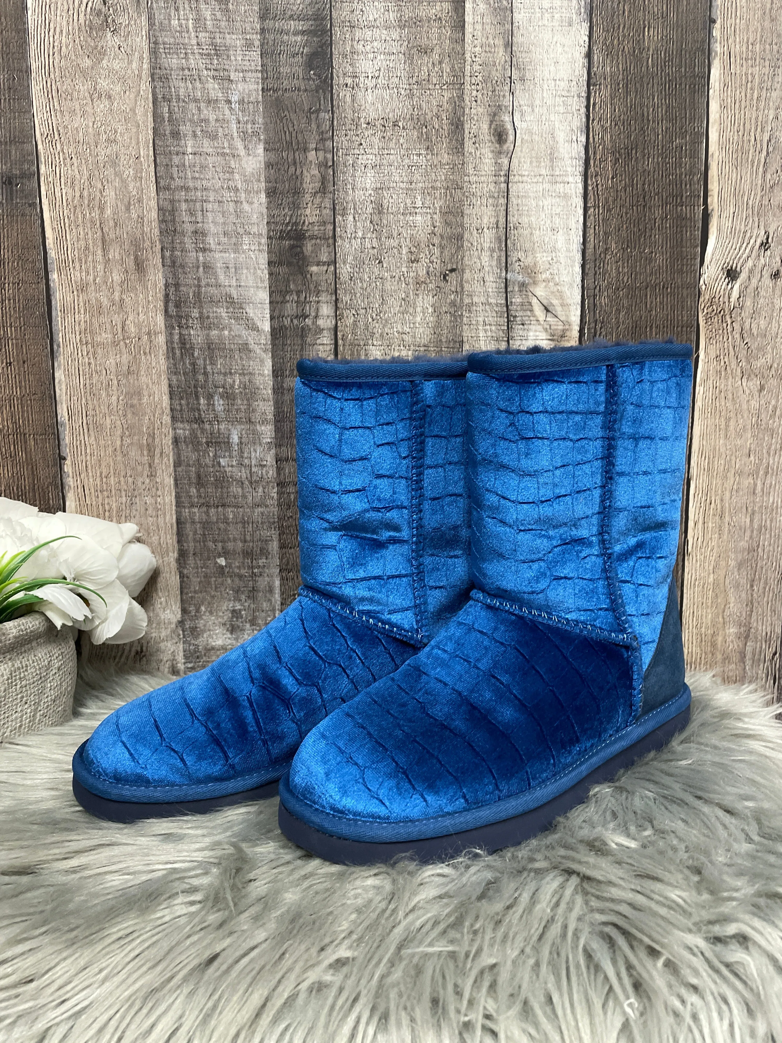 Lightweight EVA Midsole Boots Designer By Ugg In Blue, Size: 6