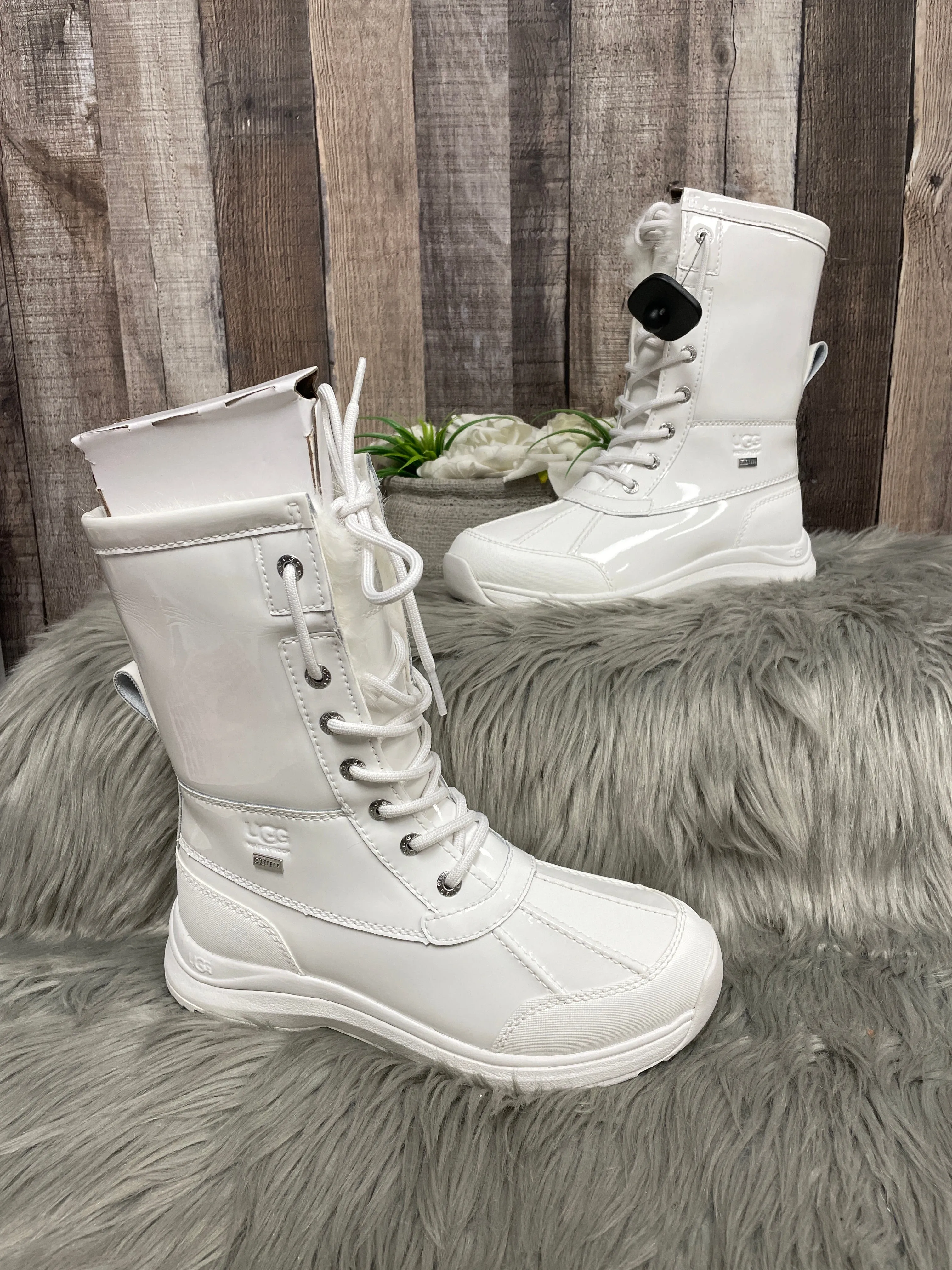 Young Mood Wide toe box Boots Designer By Ugg In White, Size: 7