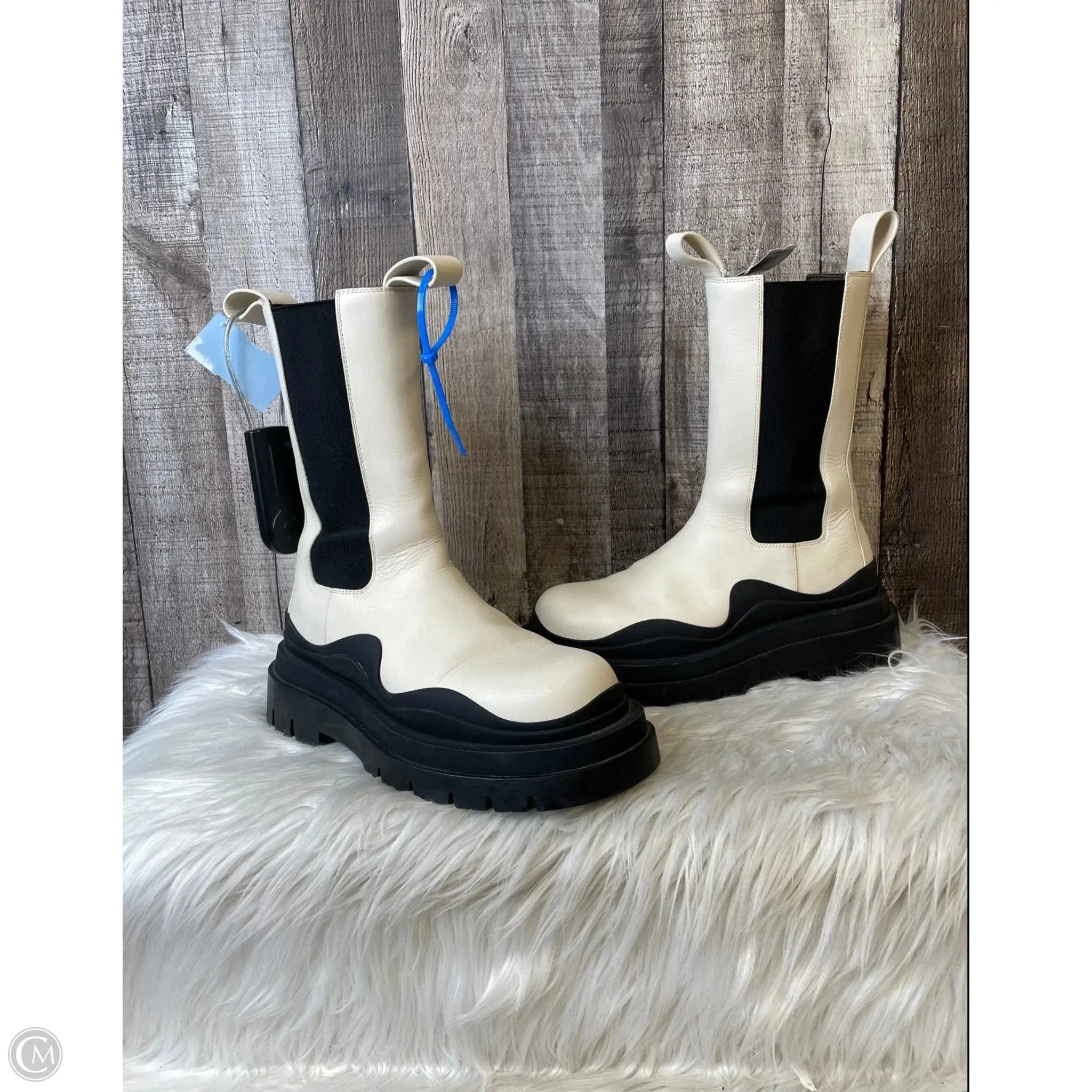 Hero Edge Boots Luxury Designer By Bottega Veneta In Cream, Size: 7