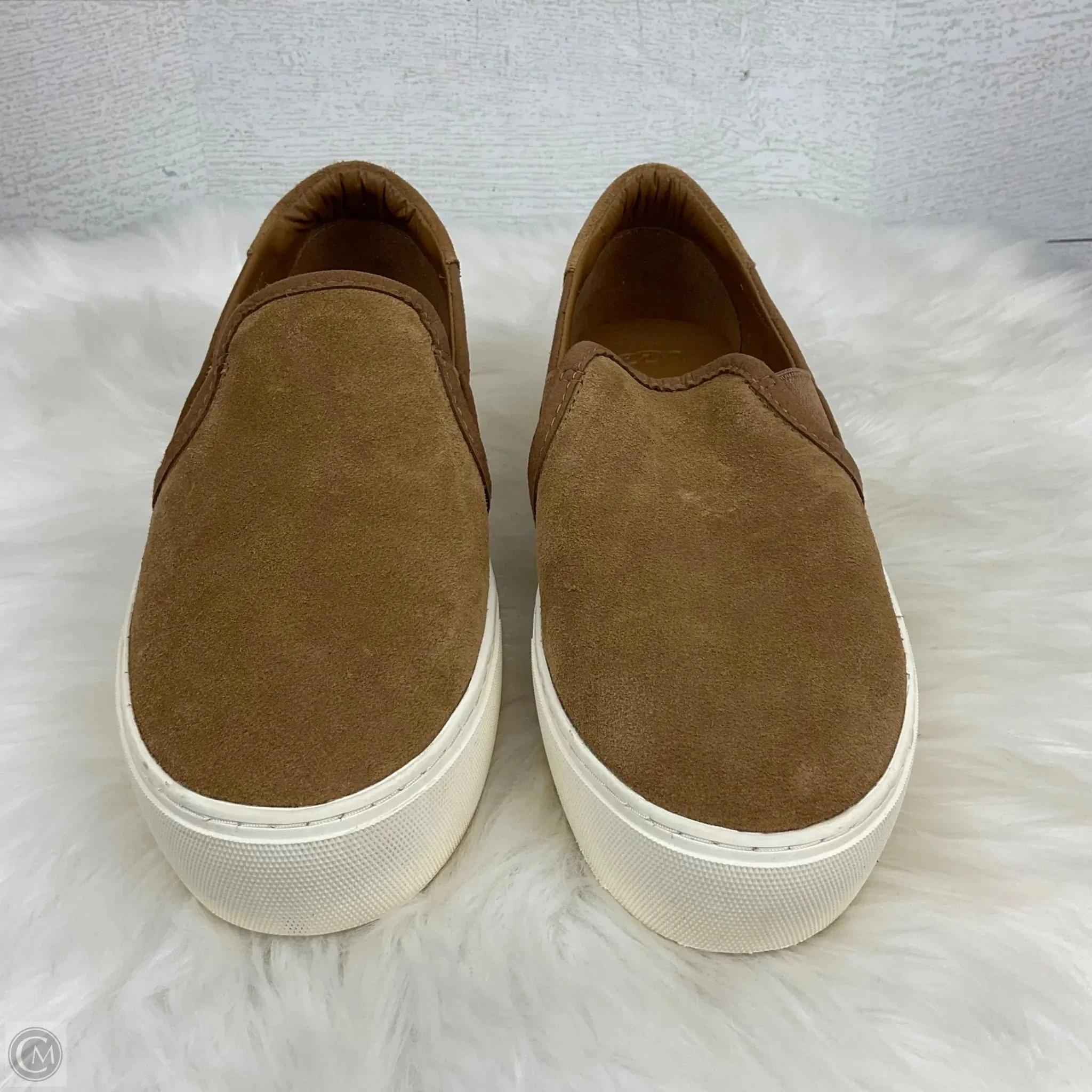 Smart Fit Year long Shoes Designer By Ugg In Beige, Size: 9.5