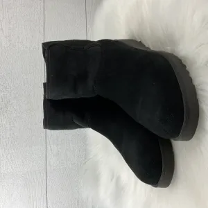 Boots Designer By Ugg In Black, Size: 11 evening run