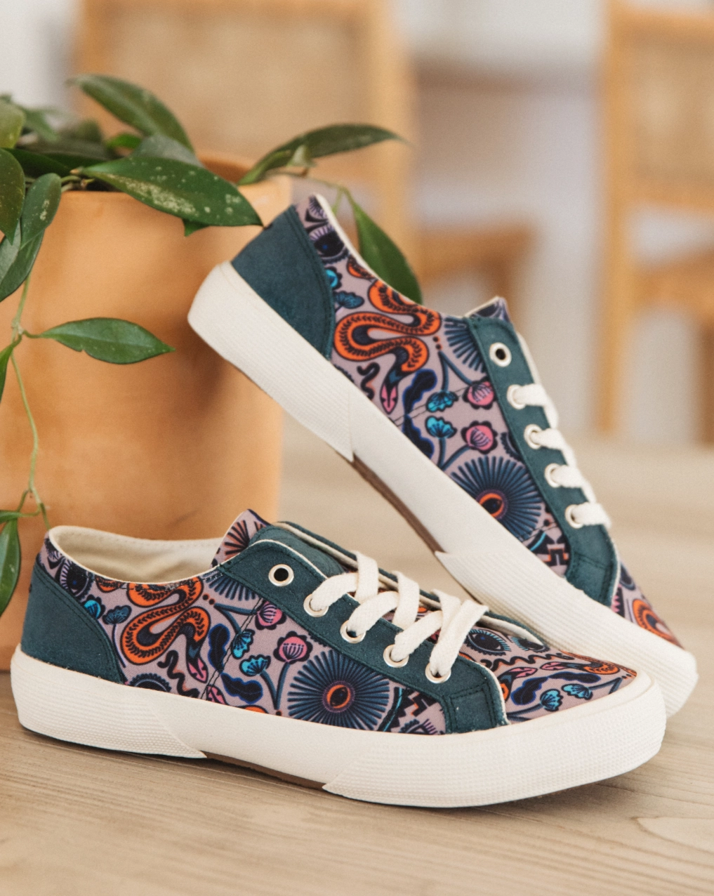 Corozal Lace up Back Pull Anatomical Shape Design