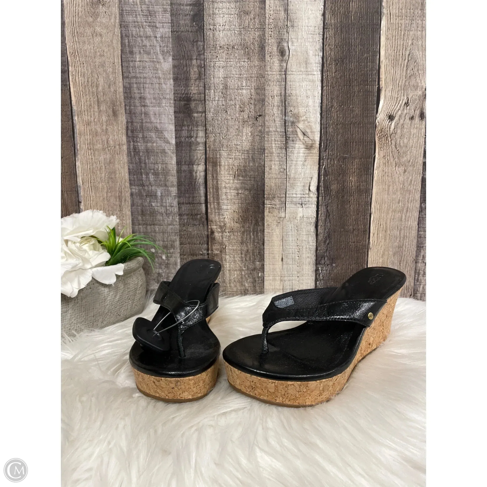 Non Slip Tread Pattern Sandals Designer By Ugg In Black, Size: 7
