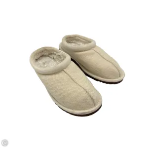 Queen Touch Stable Core Slippers / Shoes Designer By UGG In Cream, Size: 7