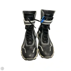 Slip Resistant Sole Feather Light Travel Enthusiasts Shoes Luxury Designer By Louis Vuitton In Black & Grey, Size: 7