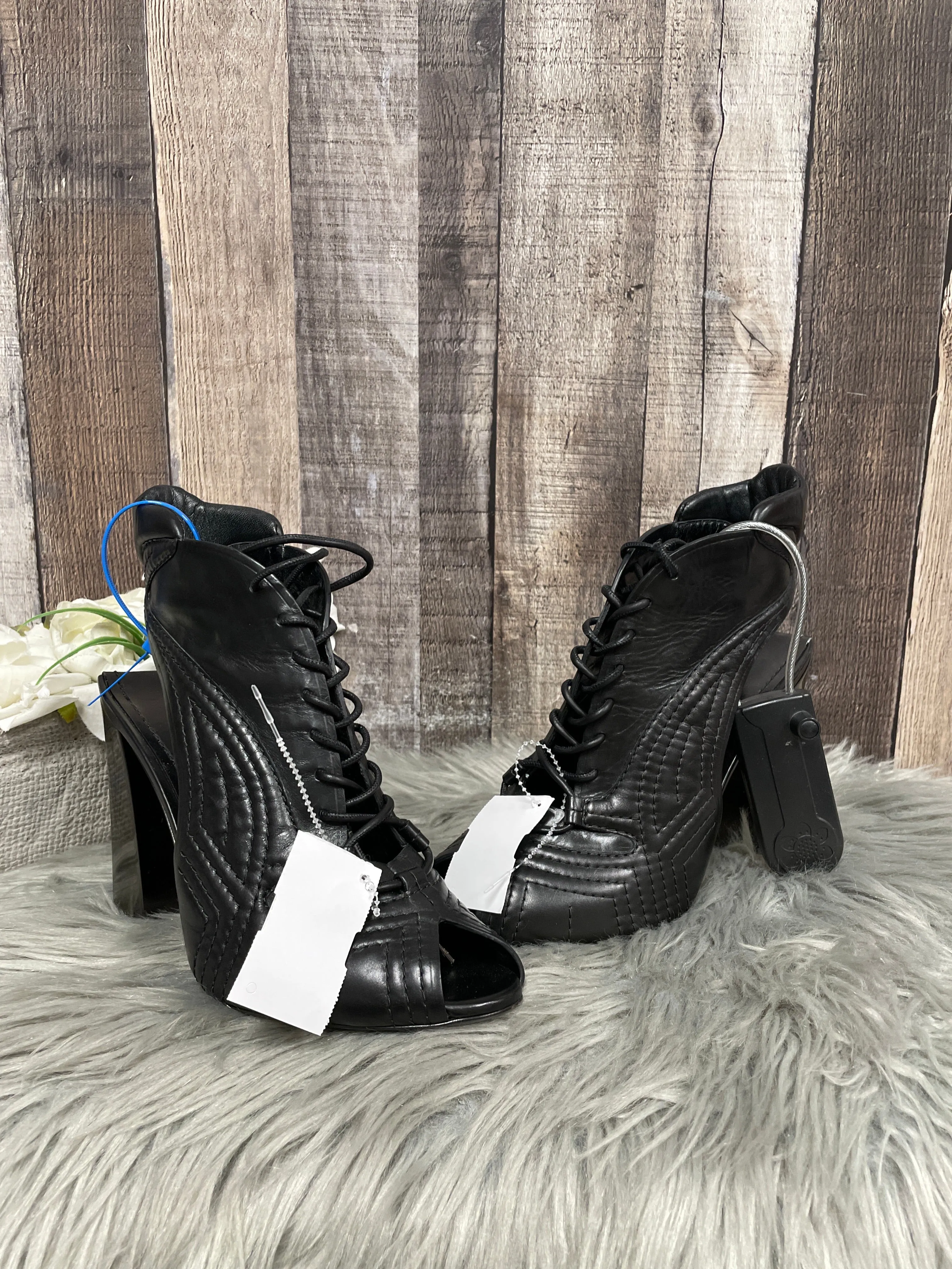 Sweat Resistant Indoor Fitness Street Cool Sandals Luxury Designer By Tom Ford In Black, Size: 9