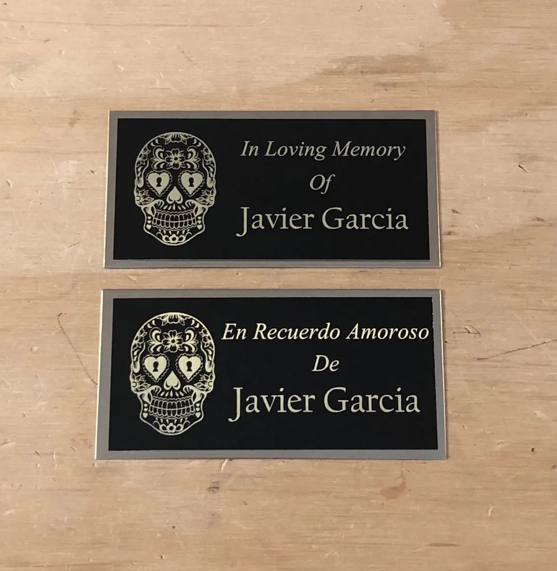 Memorial Urn Plaque Custom Engraved Name Plate Sugar Skull En Recuerdo Amoroso Dia De Los Muertos Cremation Black/Gold Name Plate Plaque