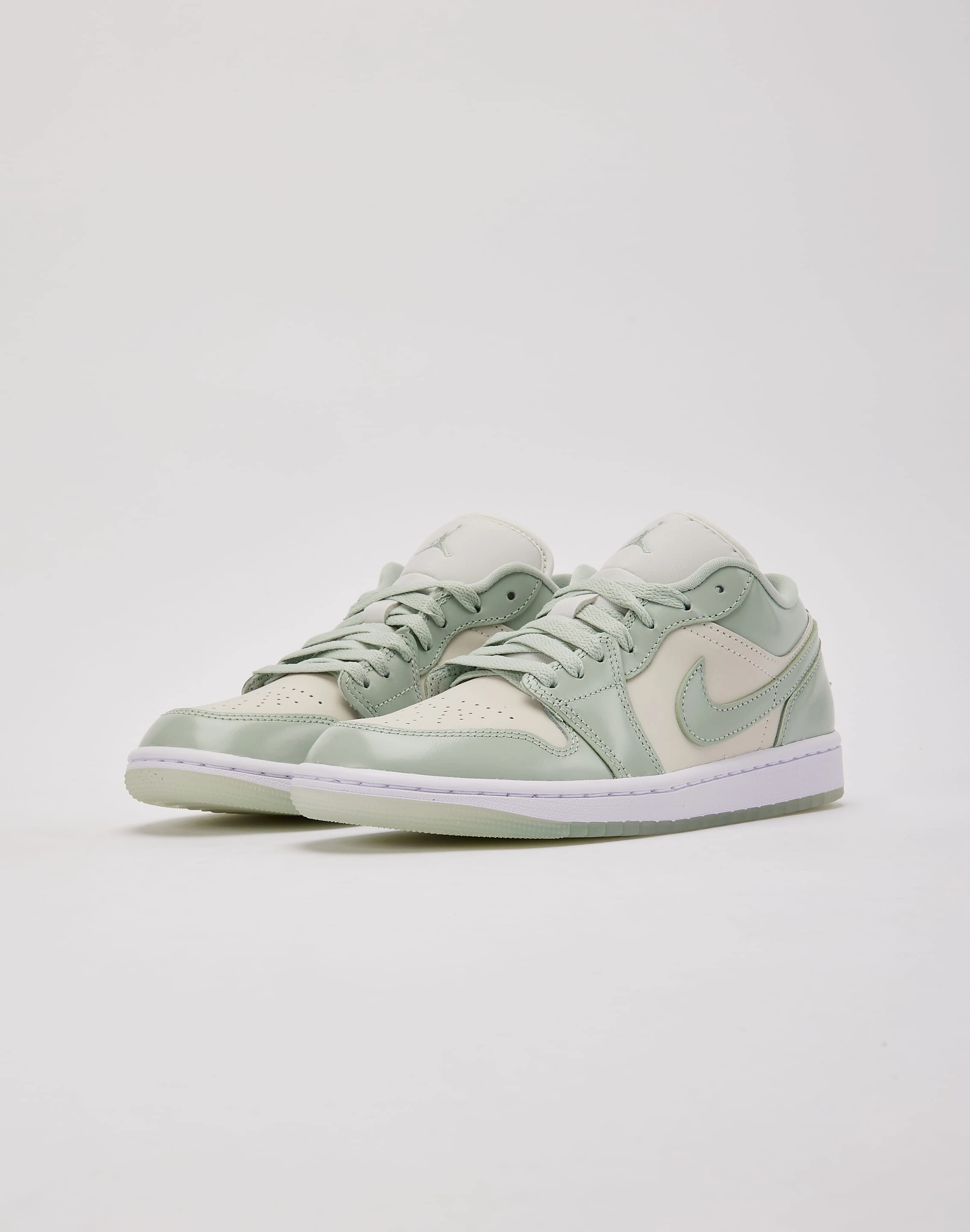 Jordan Air Jordan 1 Low SE Arch Support Standing Workers