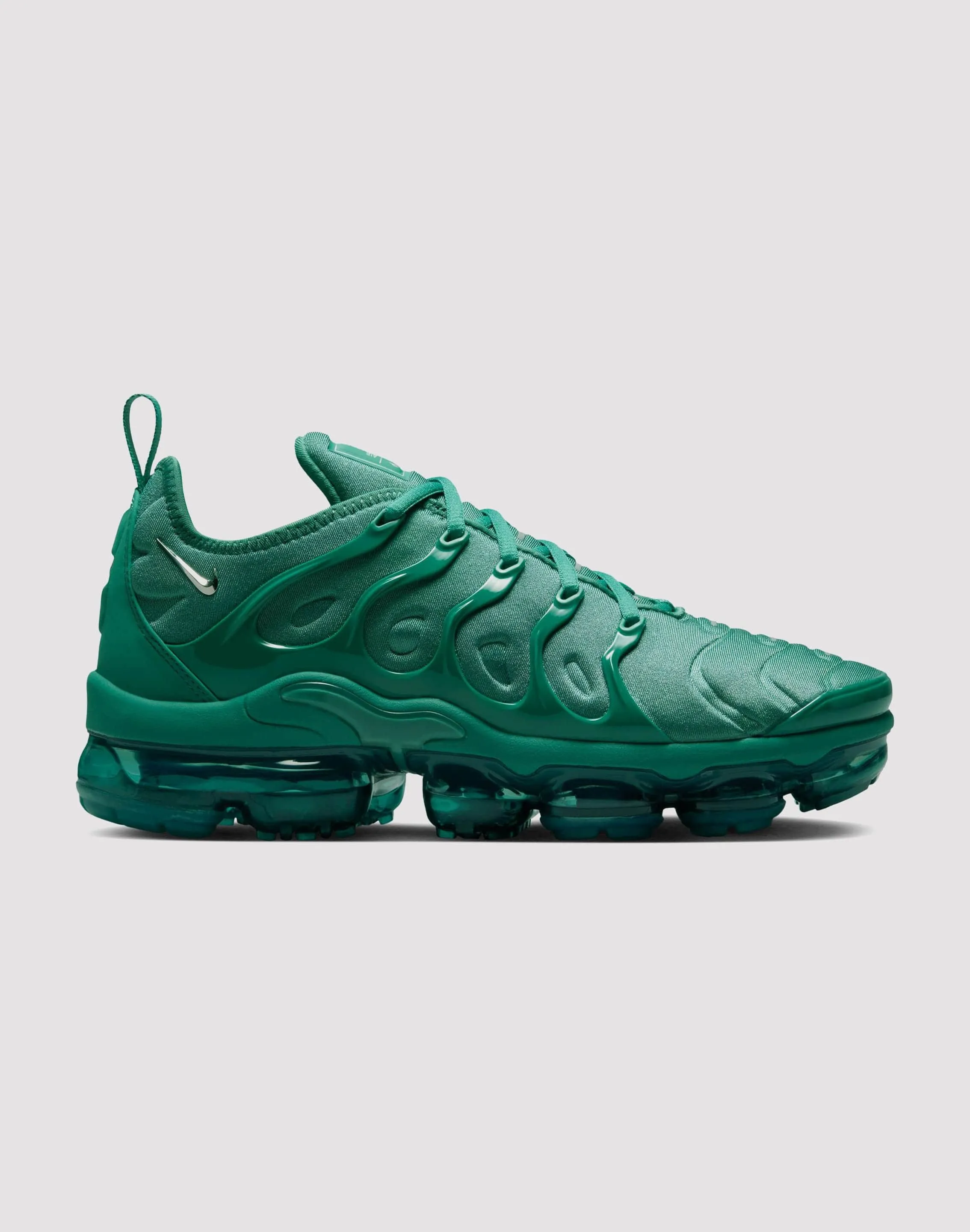 Nike VaporMax Plus "Bicoastal/Chrome/Metallic Silver" easy - to - clean shoe feature urban - running