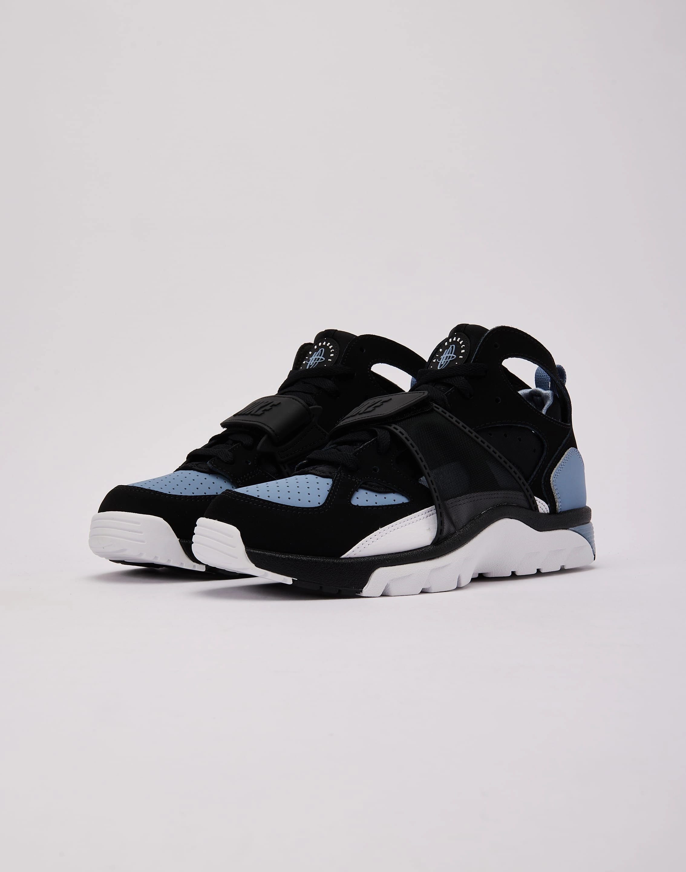 group walk Stride Bold Nike Air Trainer Huarache