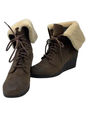 Foot Glow Padded Comfort Wellness Seekers Boots Designer By UGG In Brown, Size: 10