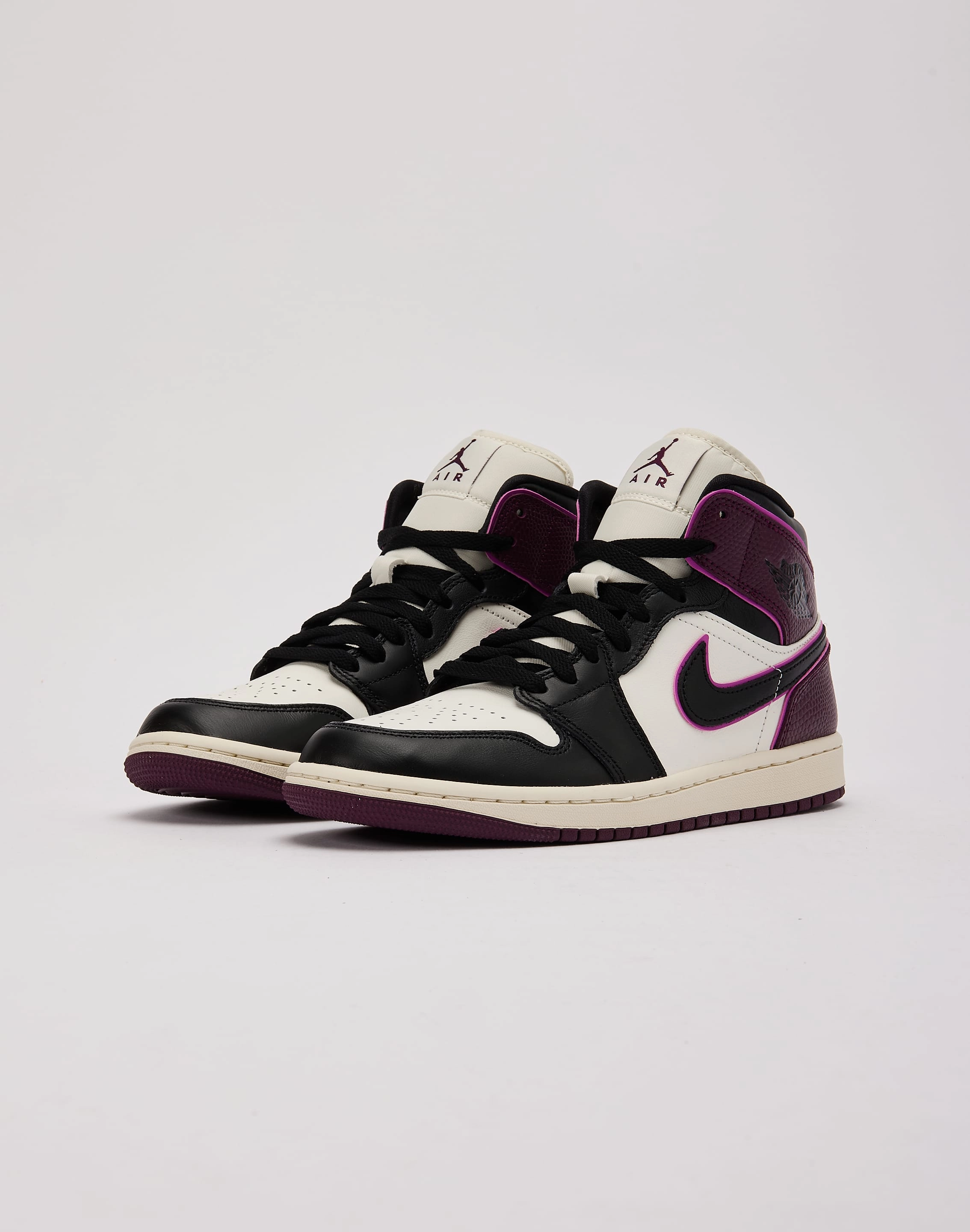Quick Drying Travel Enthusiasts All Terrain Stylish Commuters Jordan Air Jordan 1 Mid SE