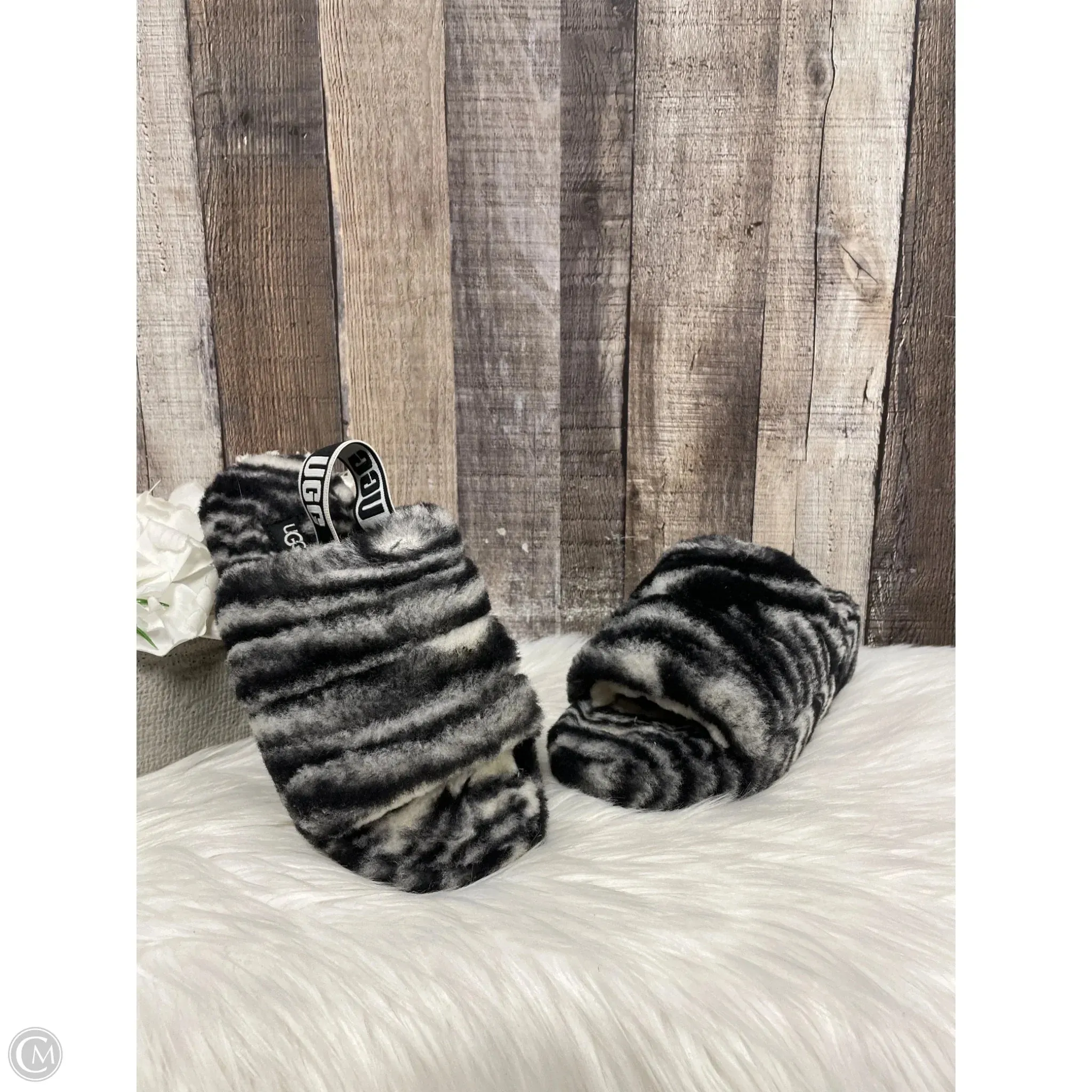 Slippers Designer By Ugg In Black & White Snow Ride Desert Run