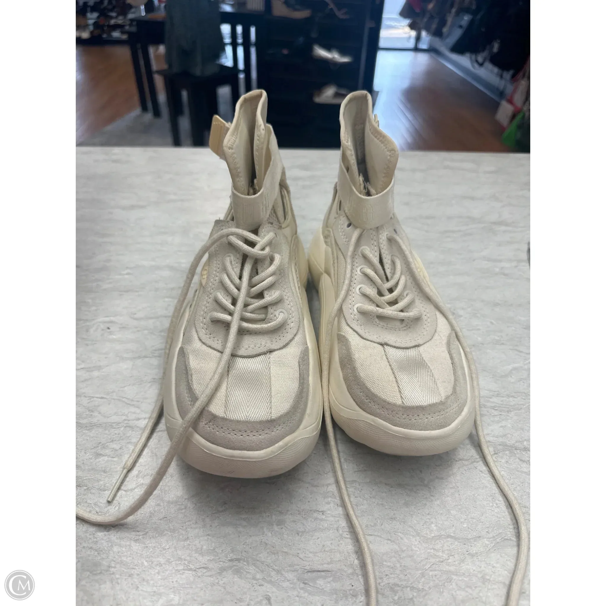 Airflow Ventilation Channels Shoes Designer By Ugg In Cream, Size: 7