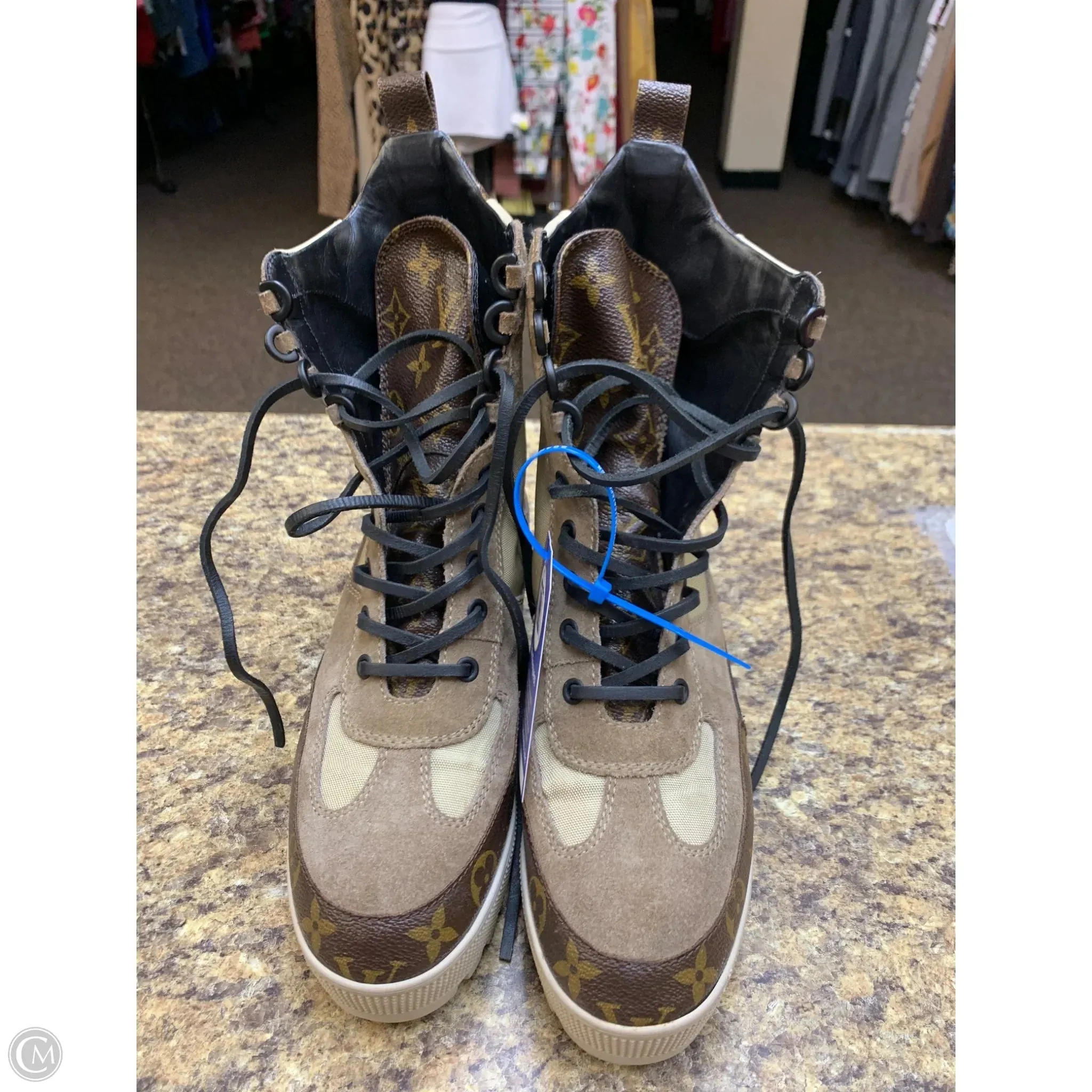 Shoes Luxury Designer By Louis Vuitton In Tan, Size: 9 Breathable mesh design