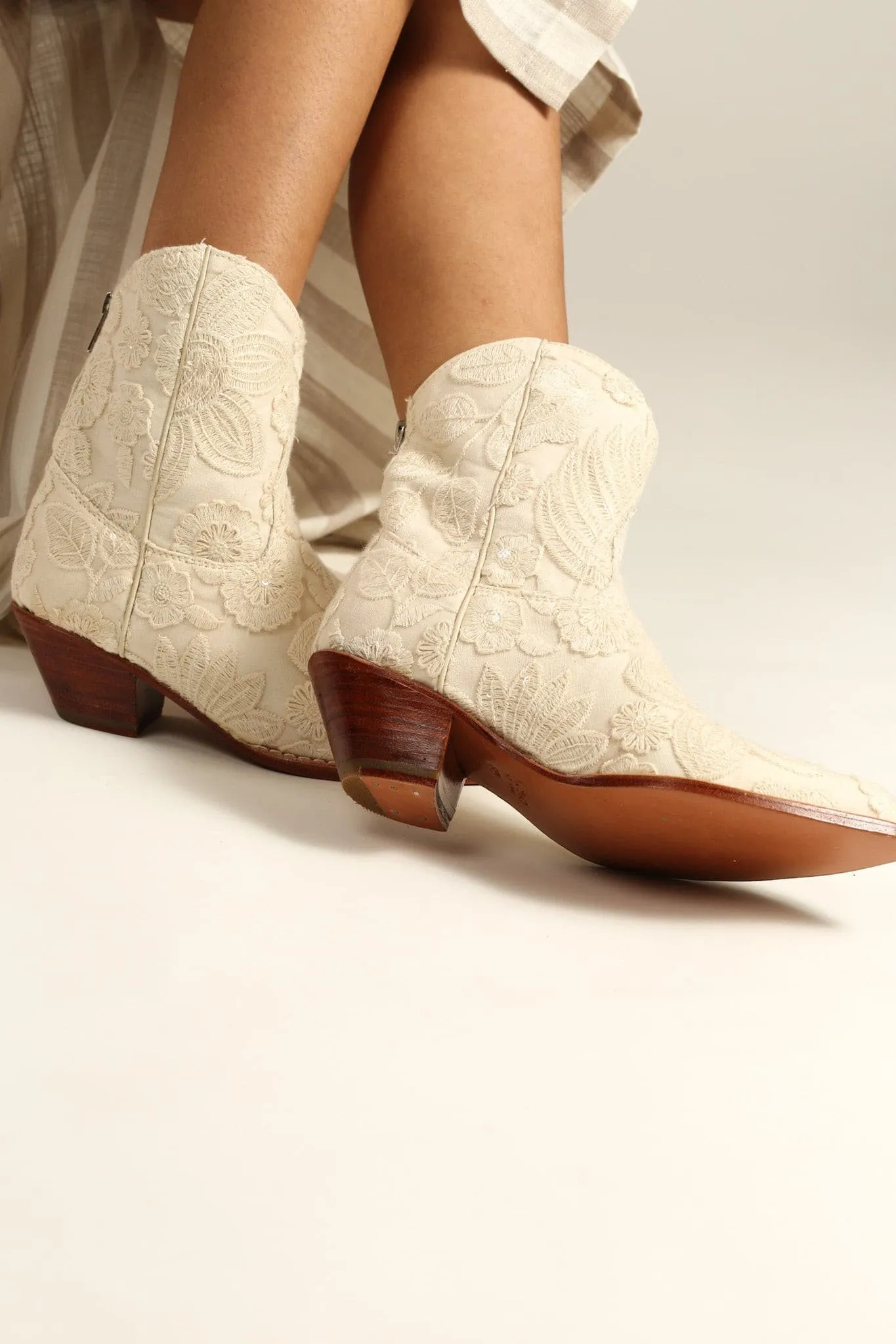 SHORT CREAM ACE EMBROIDERED BOOTS NADY