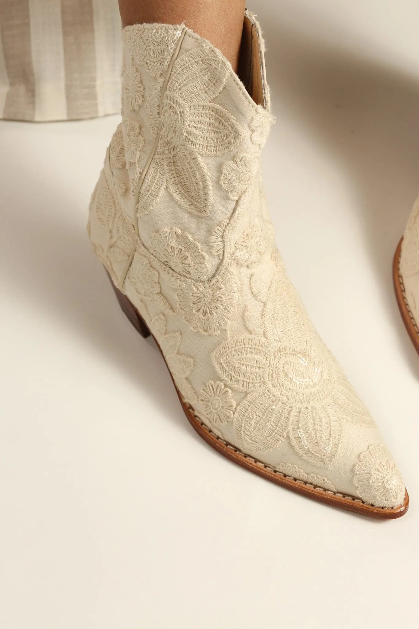 SHORT CREAM ACE EMBROIDERED BOOTS NADY