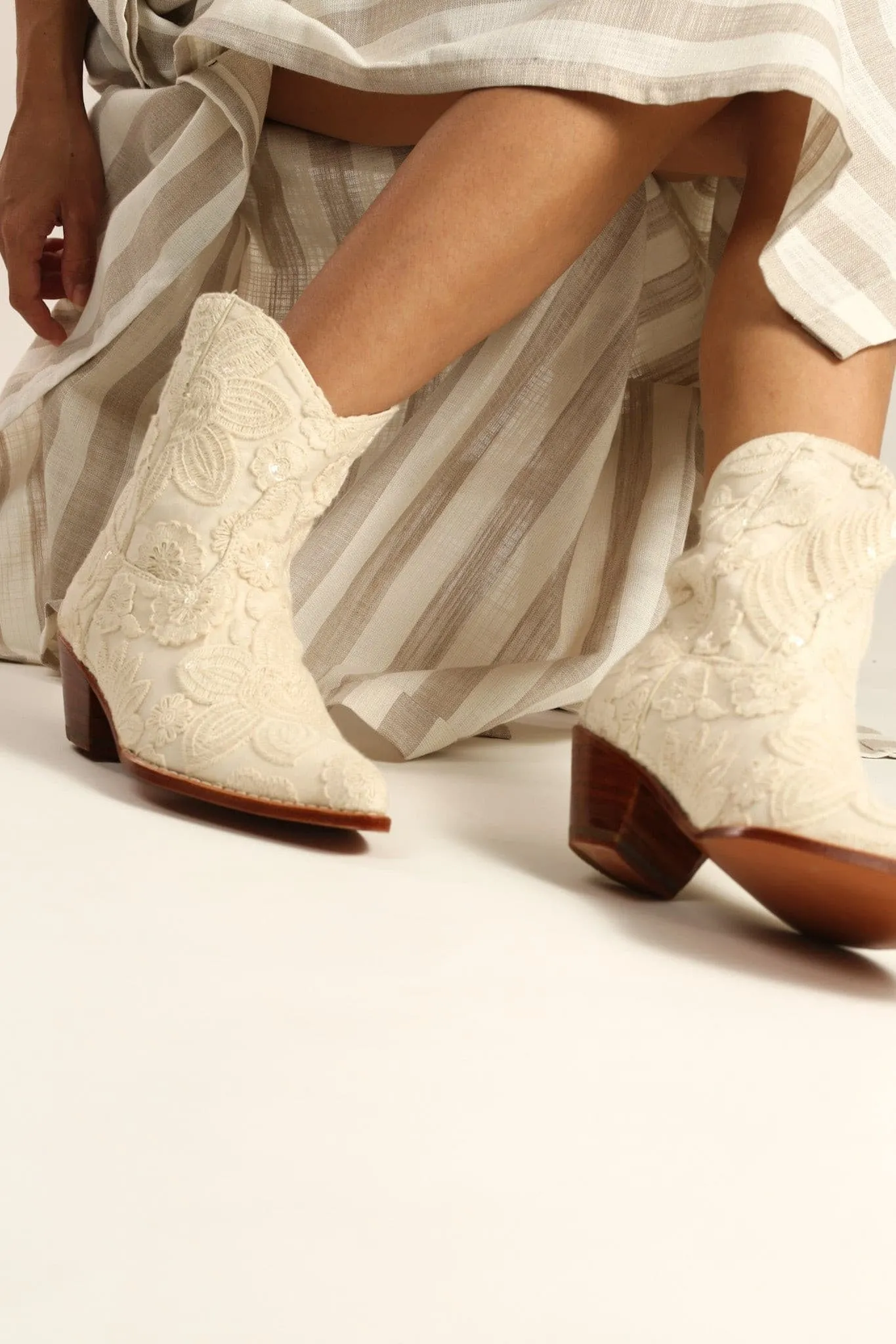 SHORT CREAM ACE EMBROIDERED BOOTS NADY