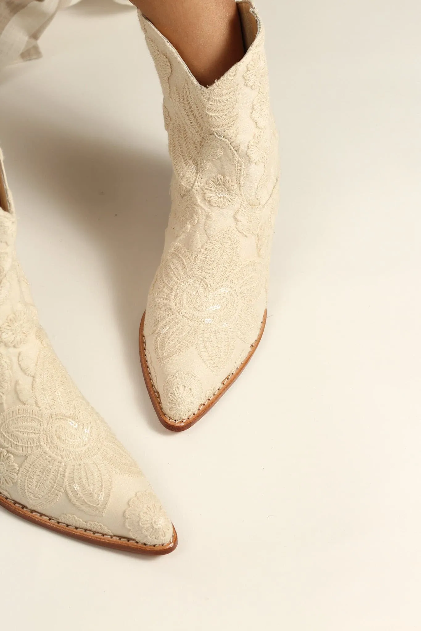 SHORT CREAM ACE EMBROIDERED BOOTS NADY