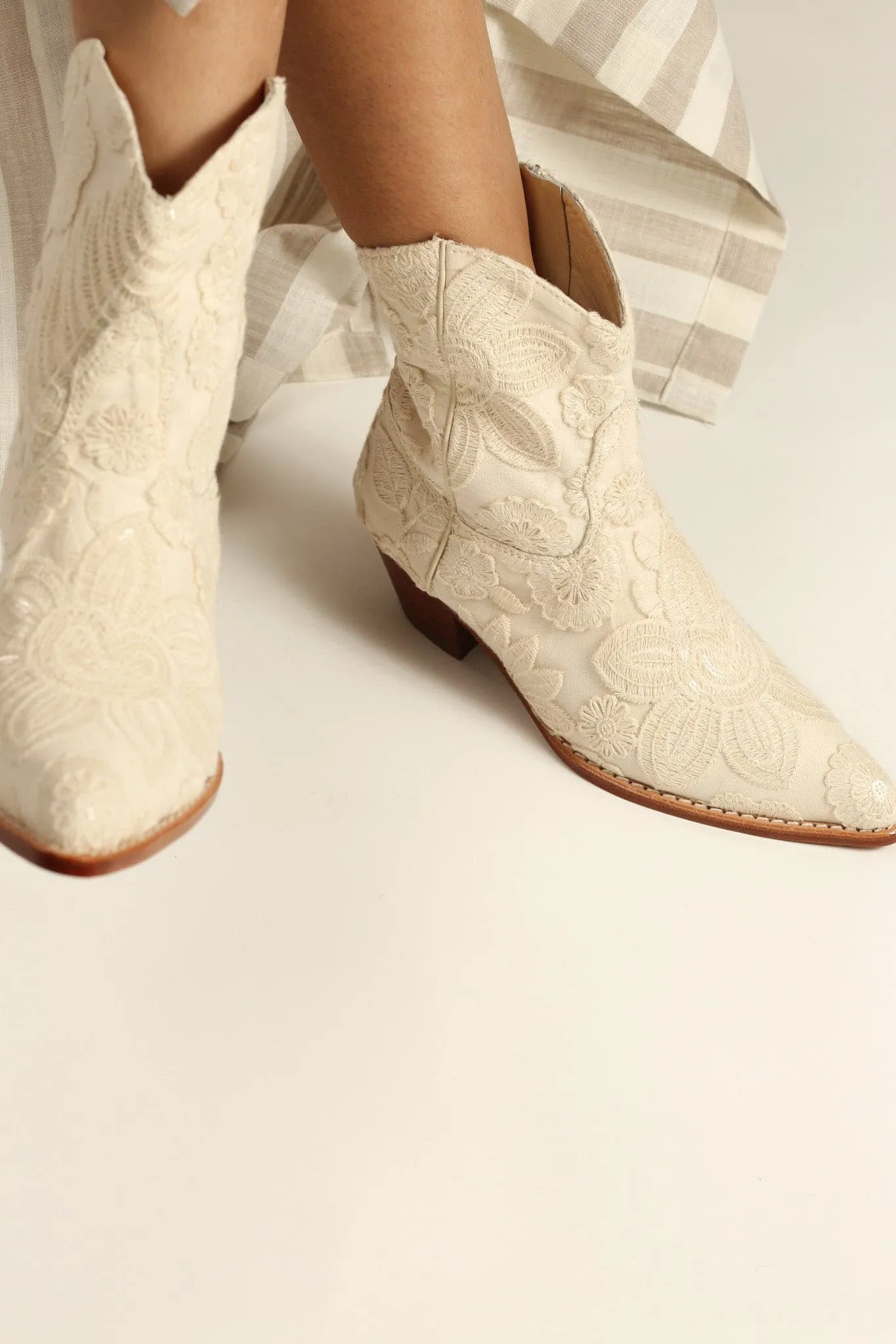 SHORT CREAM ACE EMBROIDERED BOOTS NADY