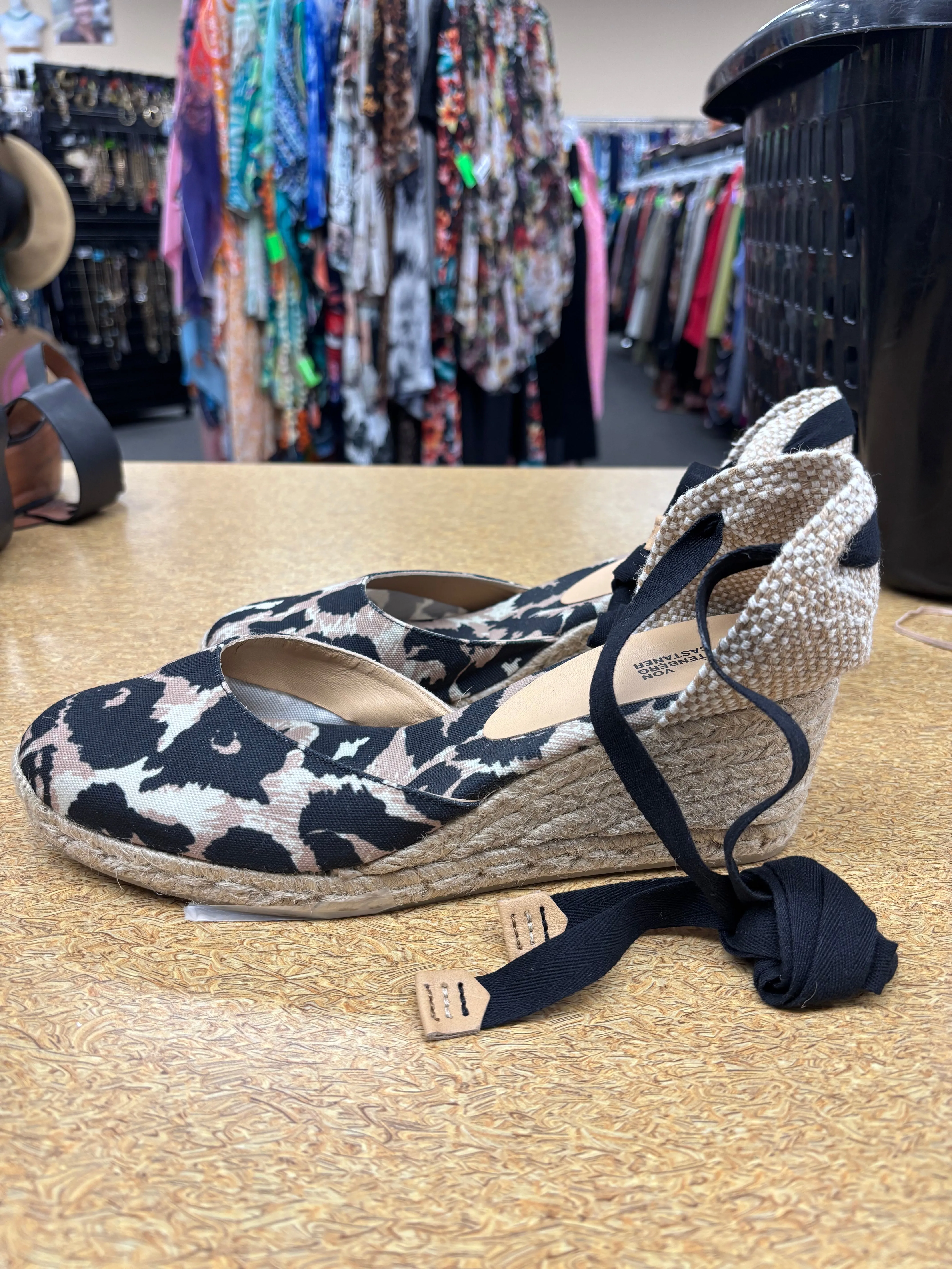 Power Base Soft Land Shoes Designer By Diane Von Furstenberg In Animal Print, Size:10