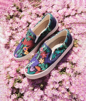 Sokoke Slip On Bouncy Ride Feel lace up closure