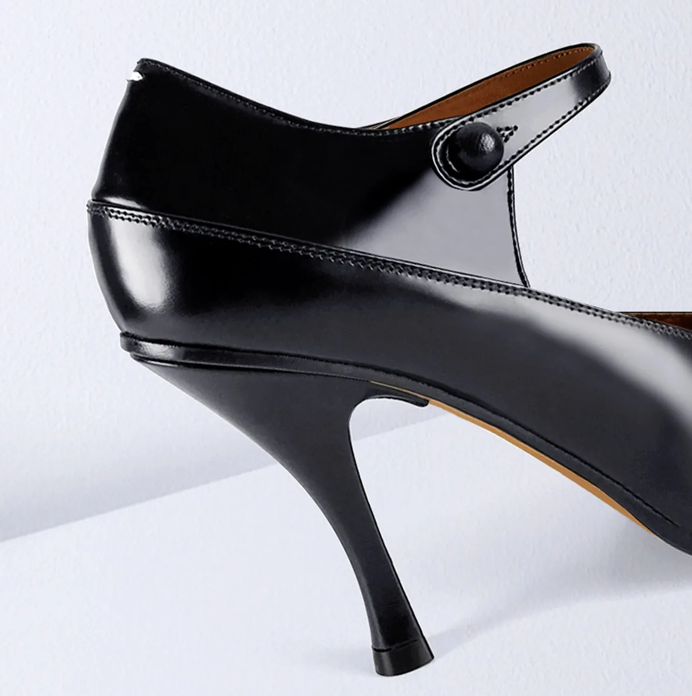 TABI BOURGEOISE PUMP