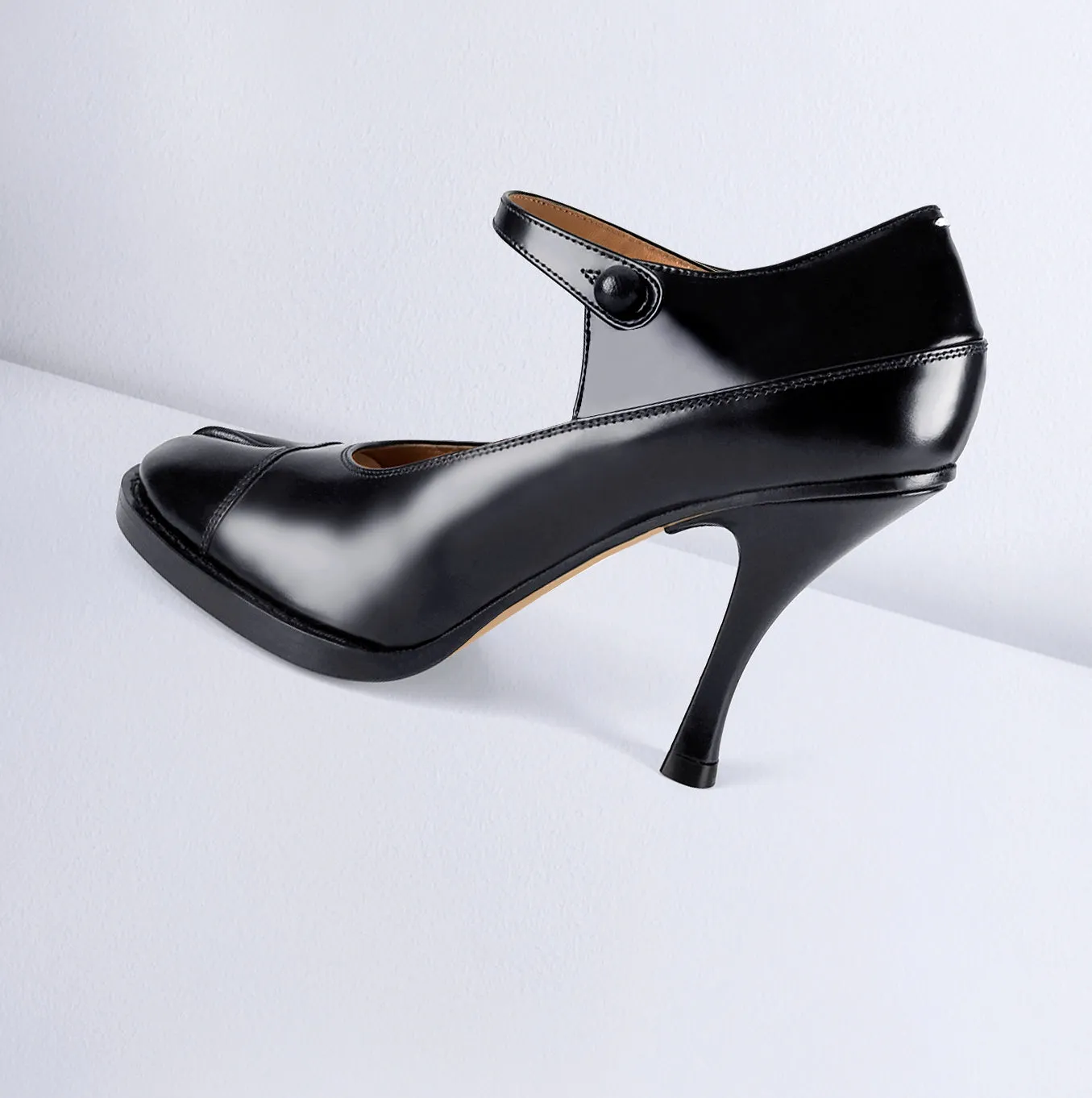 TABI BOURGEOISE PUMP