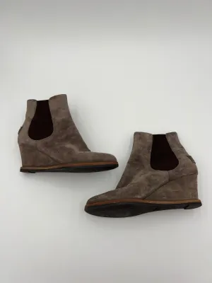 Earth Tone Star Edge Boots Luxury Designer By Fendi In Taupe, Size: 7