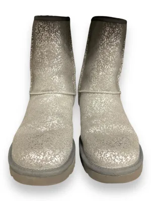 Non Weighted Movement Airflow channels Boots Designer By Ugg In Silver, Size: 8