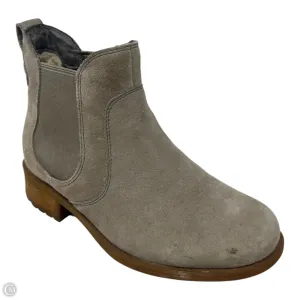 Boots Designer By Ugg In Grey, Size: 5.5 Path Free
