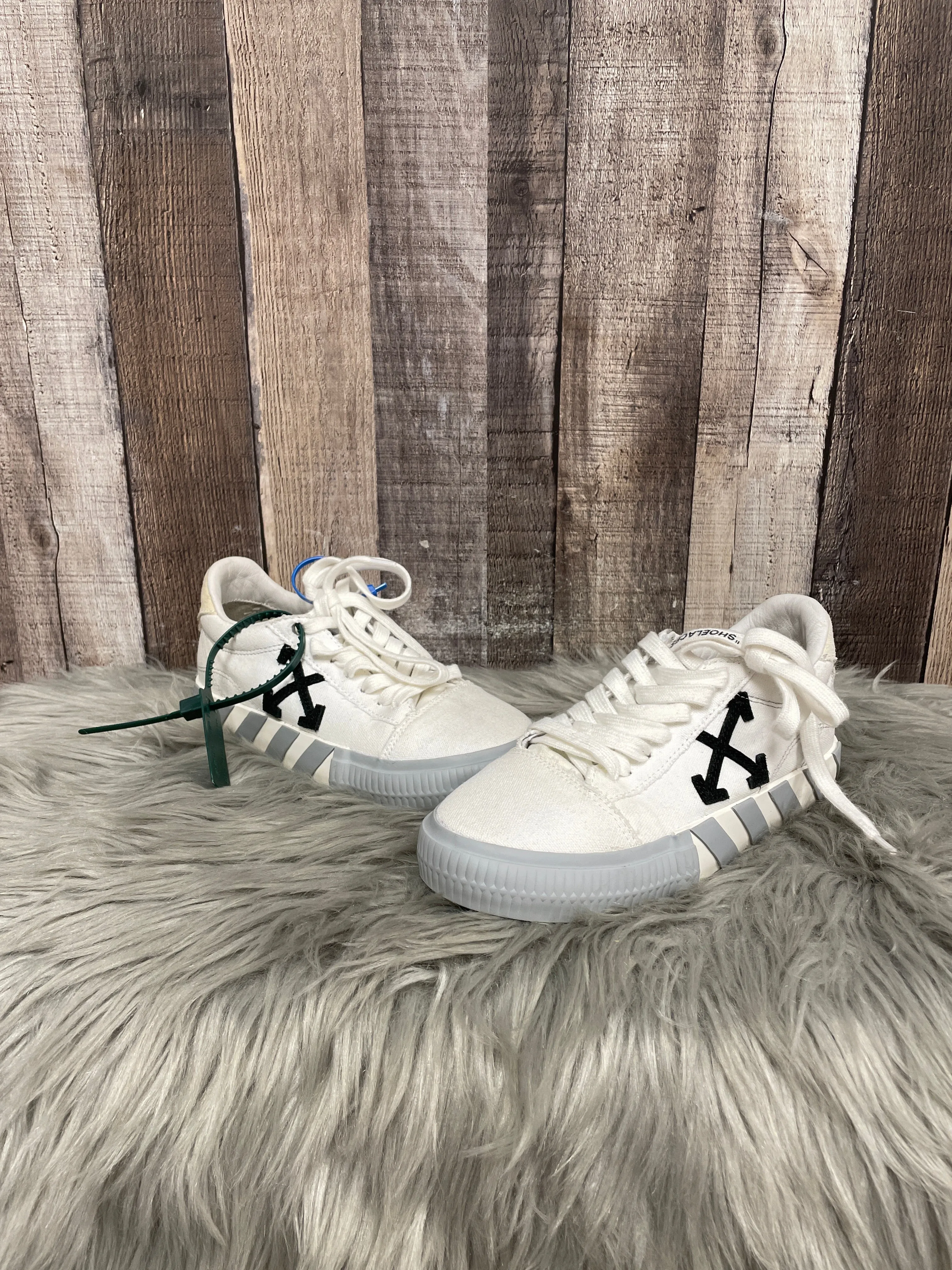 Shoes Luxury Designer By Off-white In Grey & White, Size: 5 Bounce Back Responsiveness